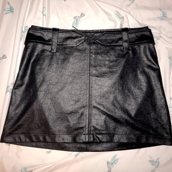 90’s FAUX LEATHER COMFY BLACK BODYCON MINI SKIRT WITH TIE UP BELT - Picture 6 of 6